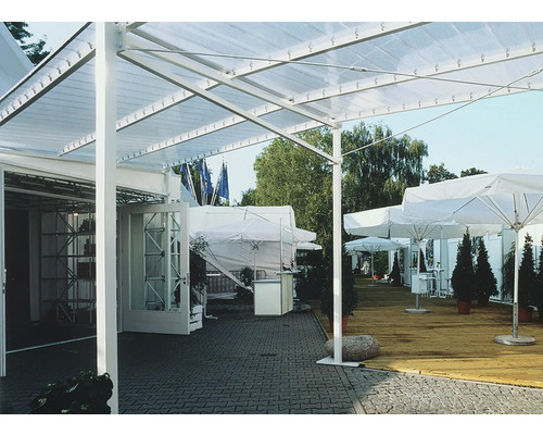 Buitenkant met terrasplanken, parasols en transparante terrasoverkapping