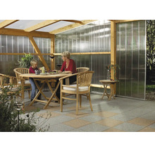 Overdekte zithoek in de tuin met houten tafel en houten stoelen