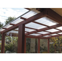 Pergola met houten constructie en lichtdoorlatende dakbedekking