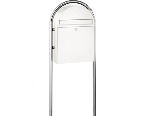 Vrijstaande witte brievenbus met slot en zilverkleurig frame