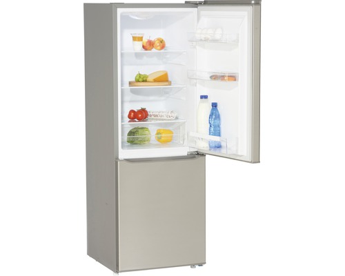 Geopende koelkast met diverse etenswaren op de planken