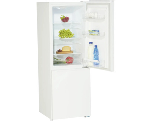 Witte koelkast met open deur en levensmiddelen