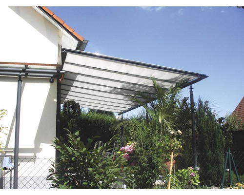 Terrasoverkapping van metaal en kunststof aan het huis