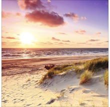 Zonsondergang op het strand met zandduinen en de zee
