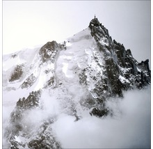 Besneeuwde berg met wolken