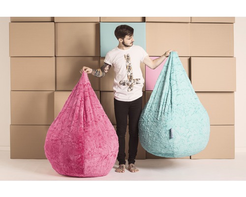 Man houdt twee druppelvormige zitzakken van stof vast