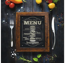 Decoratief menubord met burger motief, omgeven door bestek en verse ingrediënten