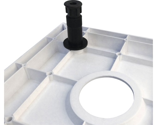Detailopname van een witte tafel met een zwarte poot