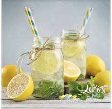 Twee glazen limonade met citroen, rietjes en citroenen op een tafel