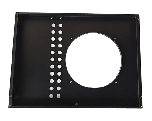 Metalen behuizing met ronde uitsparing en boorgaten