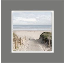 Decoratief canvas met een motief van een houten pad naar het strand en de zee.