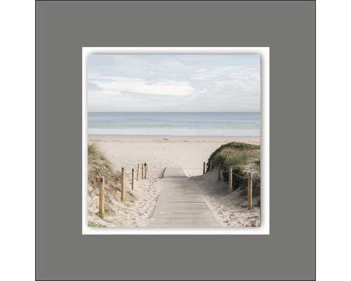 Decoratief canvas met een motief van een houten pad naar het strand en de zee.