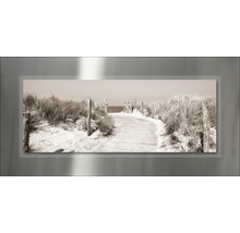 Wanddecoratie met strandmotief en houten loopbrug