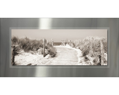Wanddecoratie met strandmotief en houten loopbrug