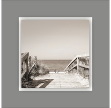 Fotografie van een houten promenade naar het strand