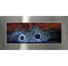Decoratieve wanddecoratie met lichtschildering en een zilverkleurige lijst