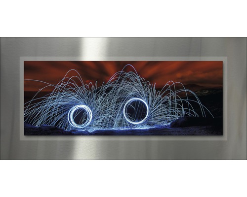 Decoratieve wanddecoratie met lichtschildering en een zilverkleurige lijst