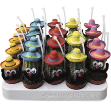 Een opstelling van cactussen met kleurrijke sombrero''s, rollende ogen en snorren in potten.