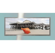 Decoratieve wanddecoratie met strandmotief en een houten pier