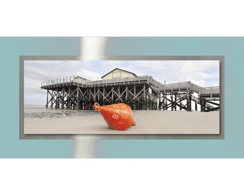 Decoratieve wanddecoratie met strandmotief en een houten pier