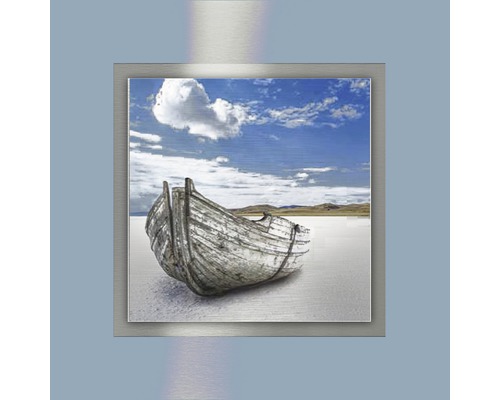 Wanddecoratie met een oude boot aan de kust onder een blauwe hemel