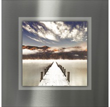 Wanddecoratie met een steiger in het meer, bergen en wolken