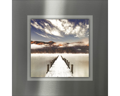 Wanddecoratie met een steiger in het meer, bergen en wolken