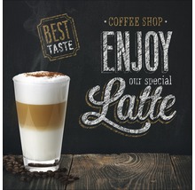 Een glas latte macchiato met het opschrift Geniet van onze speciale latte