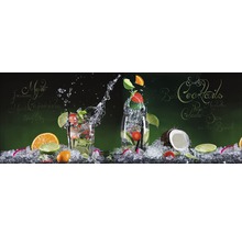 Decoratieve wanddecoratie met cocktailmotieven en een verfrissende uitstraling