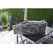 Tuinmeubelkussens in transparante opbergtas op een tuintafel