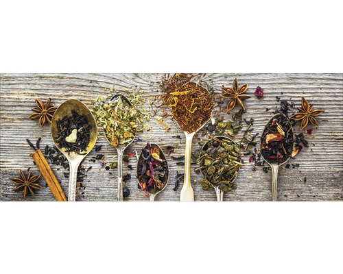 Verschillende theesoorten in lepels met steranijs en kaneel op houten achtergrond