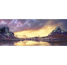 Panoramische opname van een kustplaats met bergen op de achtergrond