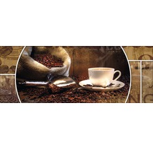 Koffiebonen, koffieschep en een kop koffie op een tafel