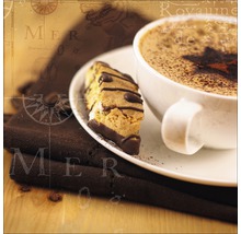 Kop koffie met gebak op tafel