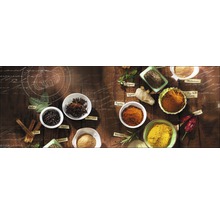 Diverse specerijen zoals chili, curry, paprika en kaneel op een houten tafel