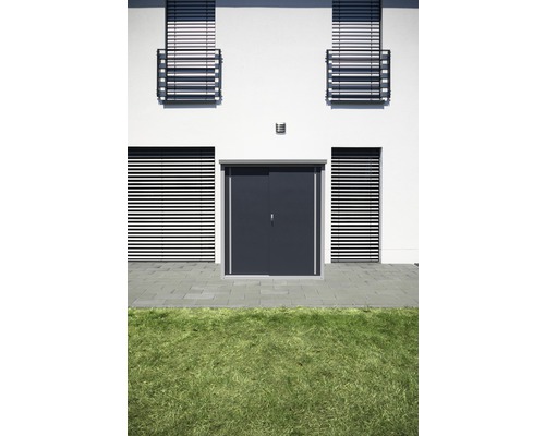 Gevel van een huis met een deur en ramen met jaloezieën