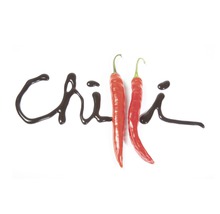 Twee chilipepers en het woord chili in geschreven vorm