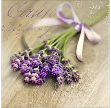 Lavendelbloemen met lint op een houten achtergrond