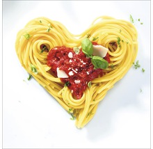 Hartvormige spaghetti met tomatensaus, basilicum en Parmezaanse kaas