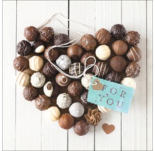Chocoladetruffels in hartvorm met cadeauhanger op houten tafel