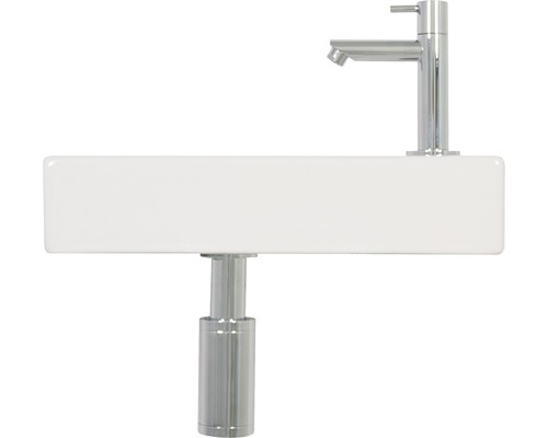 Wastafel met verchroomde kraan en sifon