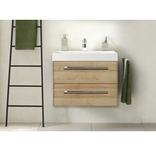 Badkamer met wastafelonderkast, handdoekladder en accessoires