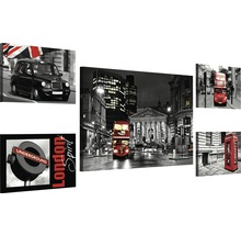 Decoratieve wandafbeeldingen met Londense motieven, waaronder een taxi, een bus, een telefooncel en de metro
