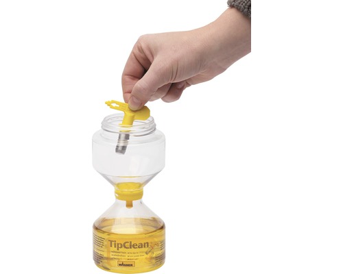 TipClean spuitmondreinigingscontainer in gebruik