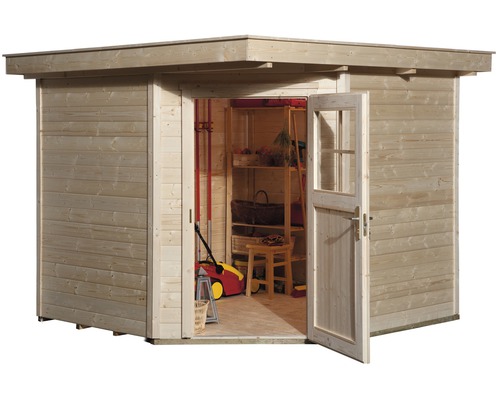 Houten tuinhuis met open deur en tuingereedschap binnenin