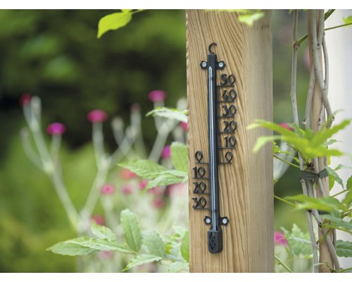 Tuinthermometer op houten paal