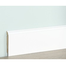 Witte houten plint aan wand en vloer