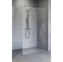Badkamer met douchewand, douchekop en betegelde muur