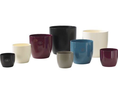 Diverse gekleurde plastic bloempotten in verschillende maten.