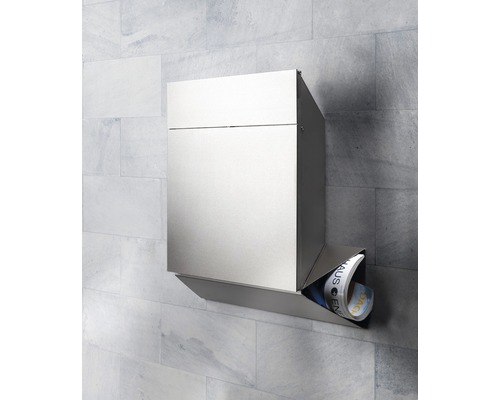 Roestvrijstalen brievenbus met krantenbak aan de wand gemonteerd